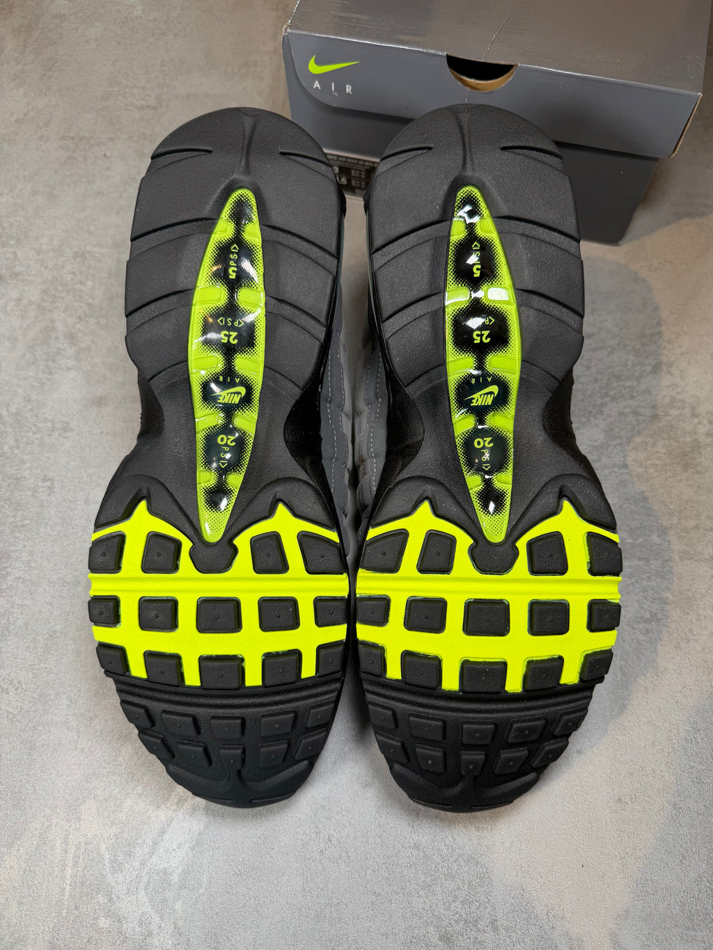 Air Max 95 Neon UK 12