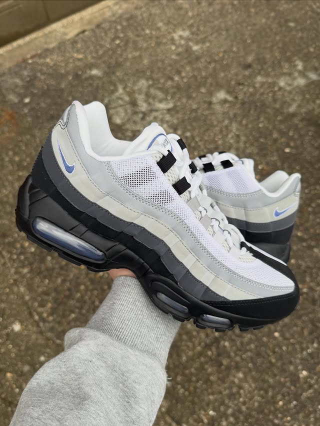 Air Max 95 in hand